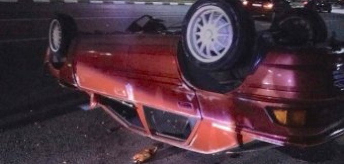 Торопливый Mazda 323F опрокинулся в результате экстремального маневрирования