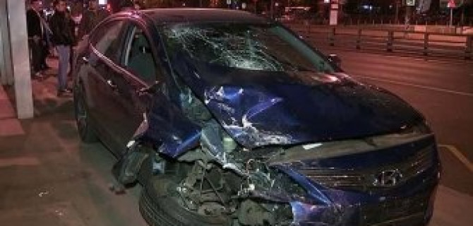 Водитель, врезавшийся в остановку в Москве, уже был лишен прав за пьяную езду