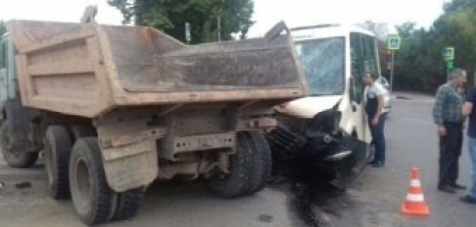 В ДТП с участием маршрутки и грузовика в Кисловодске пострадали семь человек, включая ребенка