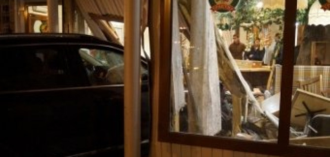 В Омске Volkswagen Touareg врезался в кафе с посетителями