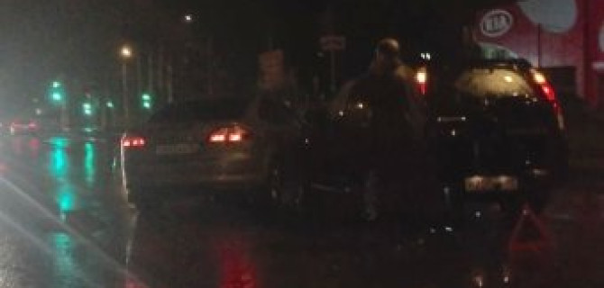 ДТП на улице Жени Егоровой перекрыло движение по улице в направлении улицы Прокофьева. 