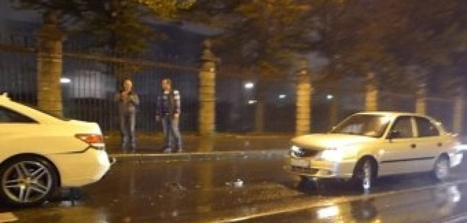 Daewoo Nexia сильно врезался в затормозивший перед ним Mercedes Benz на Лесном проспекте