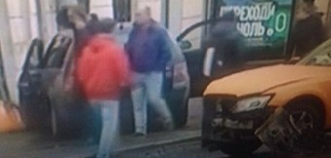 В Петербурге на Гороховой машина врезалась в здание