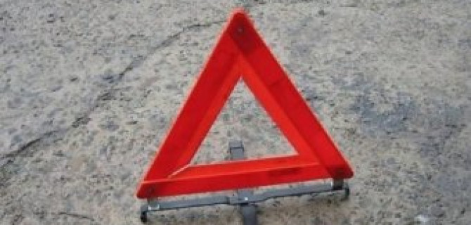 При столкновении легковушки с микроавтобусом в Подмосковье погиб человек