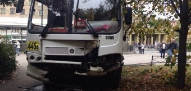 Возле метро Автово маршрутка вылетела на тротуар