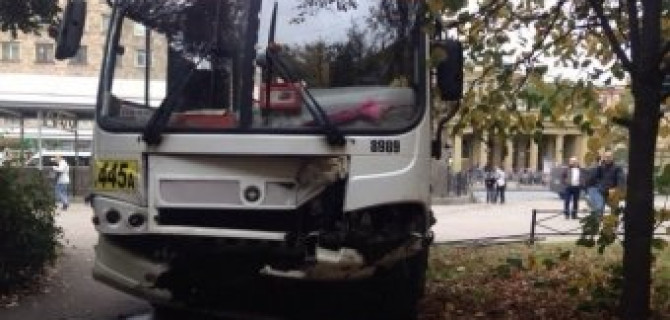 Водитель неуправляемой маршрутки, вылетевшей на тротуар в Автово, выпал из кабины во время разговора по телефону