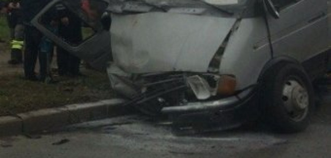 В Петербурге при столкновении с "Газелью" отбросило в столб Nissan Tiida, есть пострадавшие