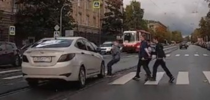 ГИБДД разыскивает водителя Hyundai, едва не сбившего детей на «зебре»