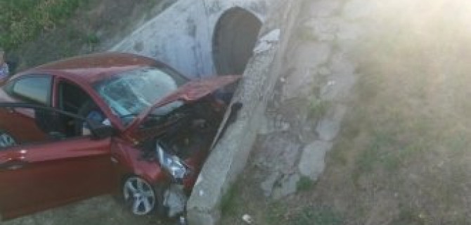 В ДТП в Иловлинском районе о бетонный отлив разбилась семья