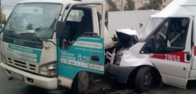 На Народной столкнулись "Скорая помощь" и эвакуатор: есть пострадавшие