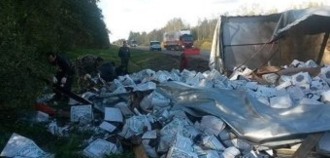 Под Тверью перевернулась фура с водкой