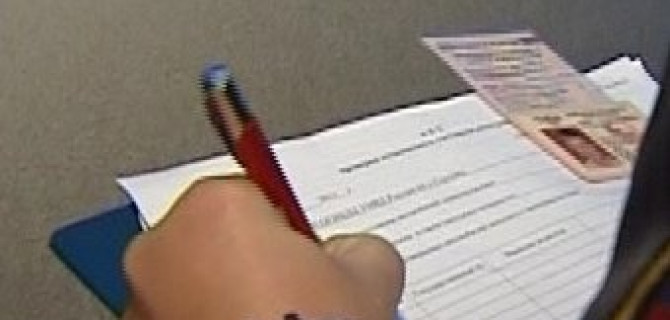 Сотрудник"Ленэнерго" сбил полицейского после штрафа за парковку на газоне