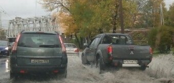 Из-за наводнения в Петербурге спасатели эвакуировали автомобилистов 