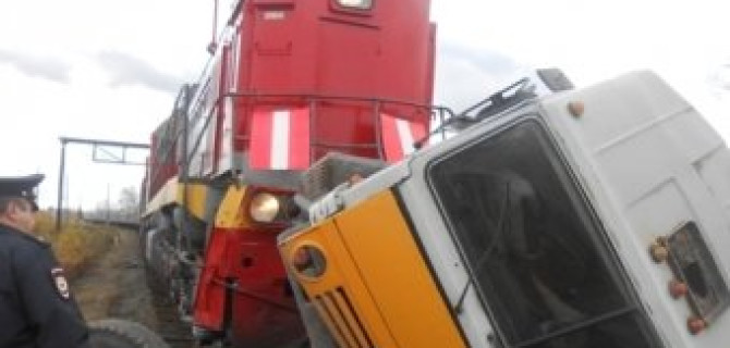 В Тавде поезд протащил по рельсам КамАЗ