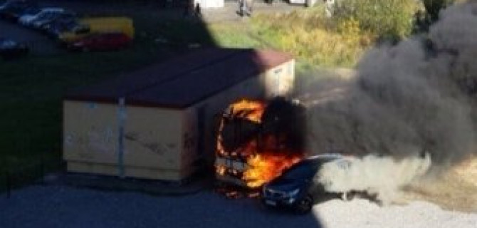 В Московском районе Петербурга сгоревший автобус испугал жителей столбом черного дыма