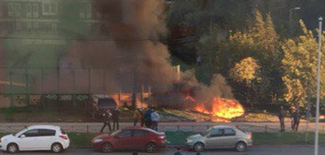 В Петербурге давно брошенную на газоне машину решили сжечь, чтоб не мешала