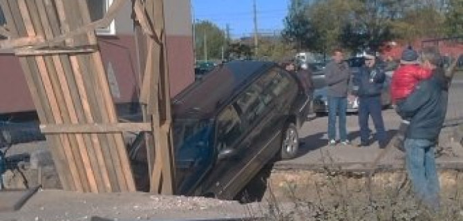 Пьяный водитель провалился в яму в Петербурге
