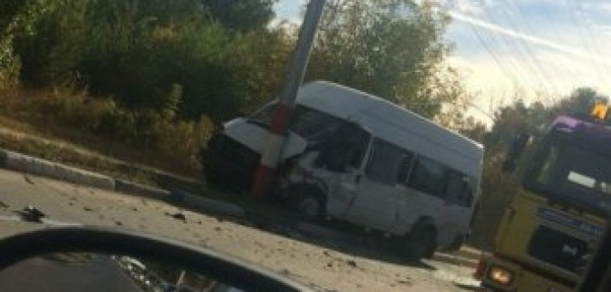 В Энгельсе после ДТП с маршруткой автомобиль разорвало на части