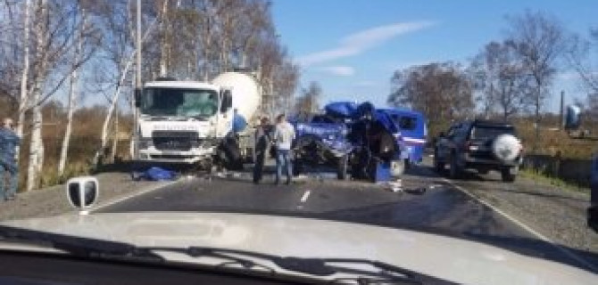 На Сахалине столкнулись бетономешалка и «Почта России»: погибли два человека