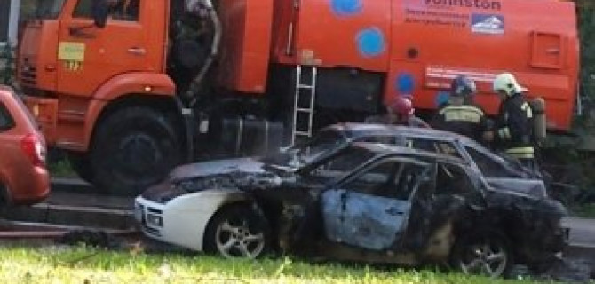 Porsche загорелся на ходу и поджег "Ладу" на проспекте Юрия Гагарина