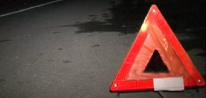 В Петербурге вечером под колеса автомобилей попали мотоцикл и скутер