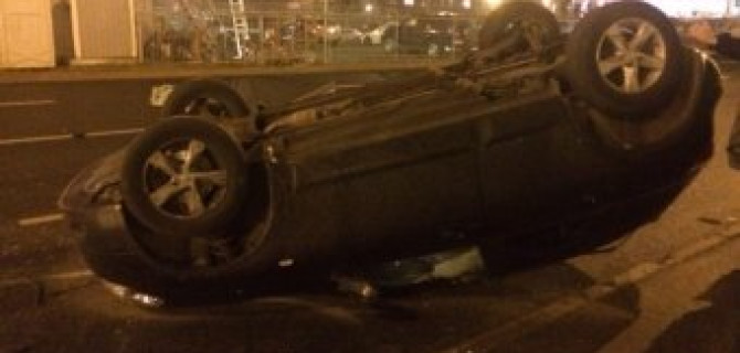 На улице Хошимина в Петербурге перевернулся Nissan Qashqai с ребенком внутри