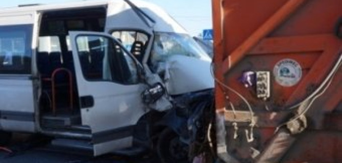 В Брянске маршрутка раздавила водителя мусоровоза