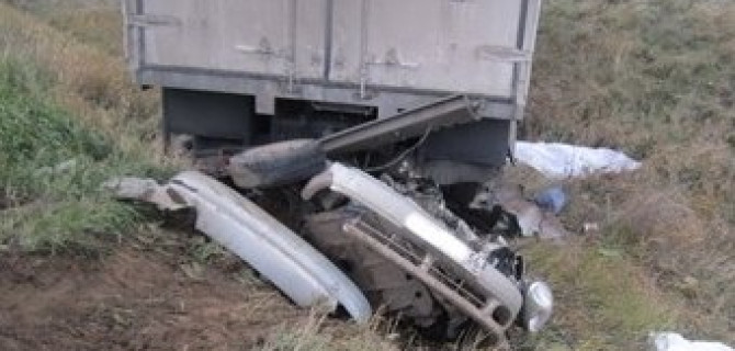 Под Оренбургом КамАЗ раздавил легковушку: пять человек погибли