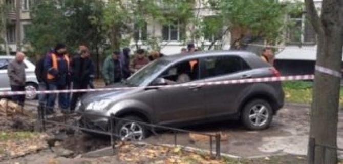 В Колпино SsangYong провалился под асфальт