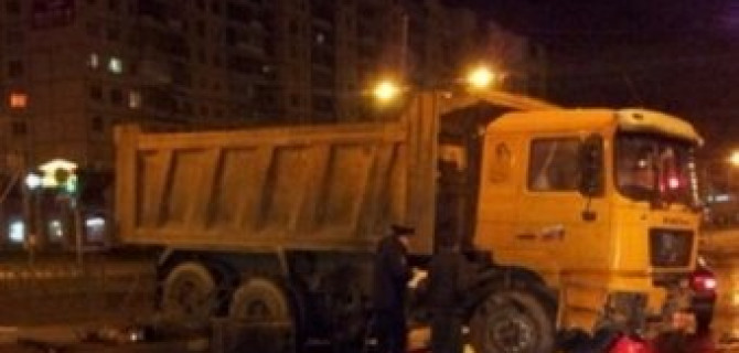 Самосвал насмерть сбил человека на Индустриальном проспекте