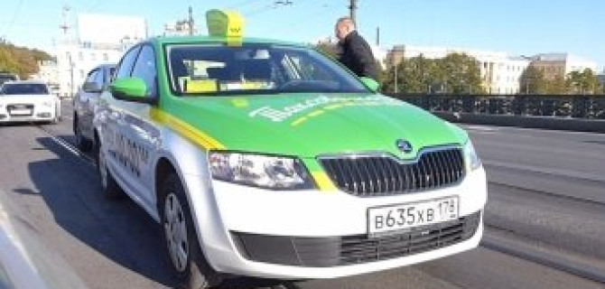 Два таксиста врезались друг в друга на Литейном мосту