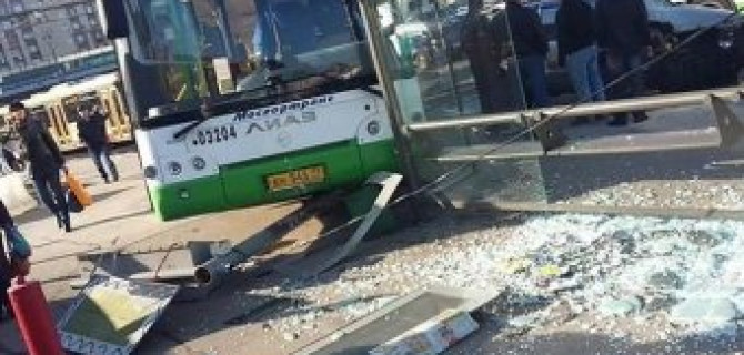 Автобус врезался в остановку на проспекте Мира в Москве