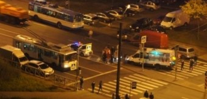На Ленинском проспекте маршрутка сбила девушку на переходе