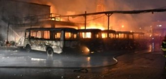 В Северодвинске ночью сгорело более 20 автобусов