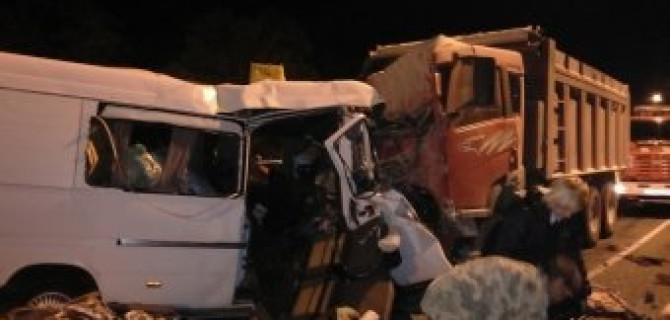 Грузовик и микроавтобус столкнулись на федеральной трассе Новороссийск – Керченский пролив