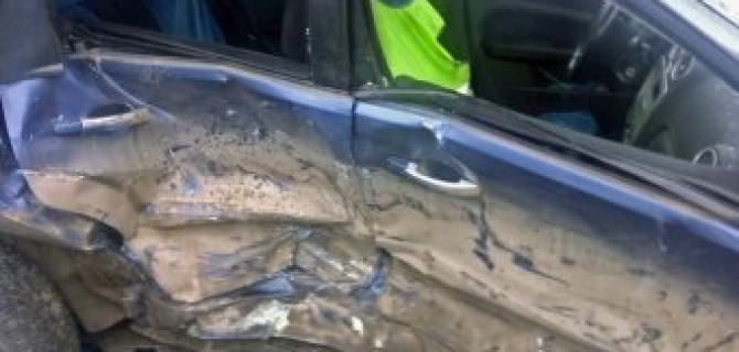 В Екатеринбурге легковой Ford вылетел на встречку и боком врезался в Opel