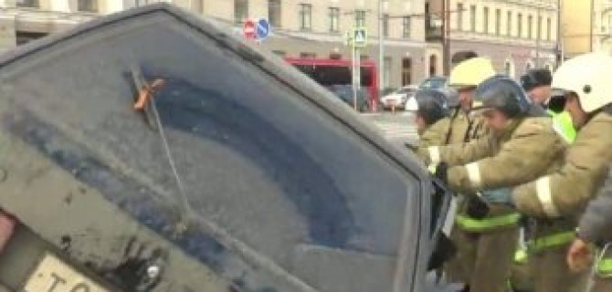 "Лада" опрокинулась на крышу в результате аварии в Казани