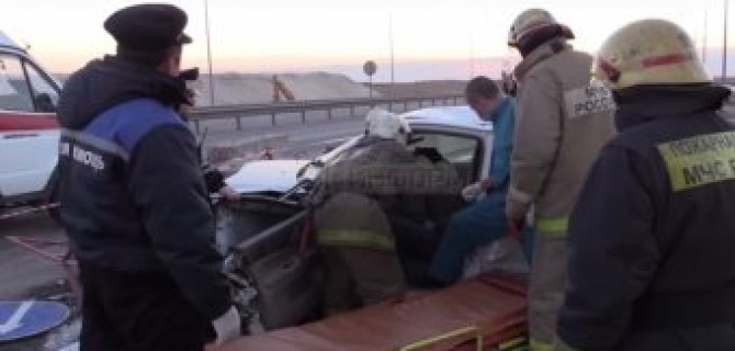 Mitsubishi Lancer влетел в железо-бетонное ограждение