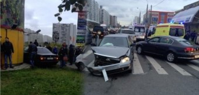 BMW врезалась в здание ТЦ на северо-востоке Москвы - есть пострадавшие