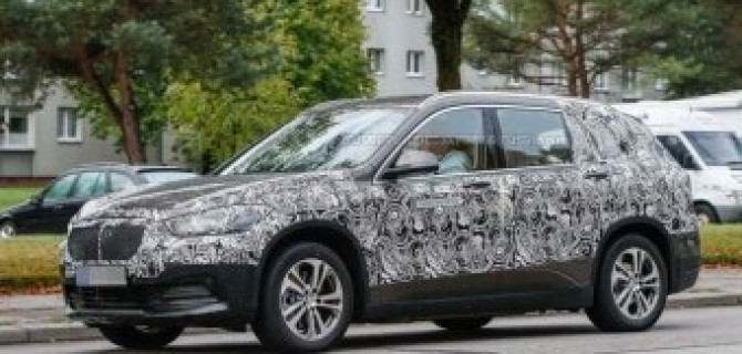 Семиместный BMW X1 заснят во время тестов