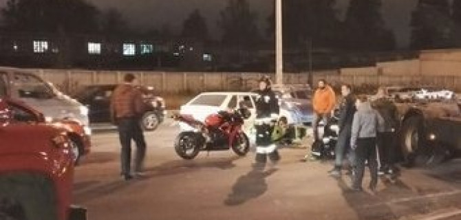 На Митрофаньевском шоссе столкнулись мотоцикл и грузовик