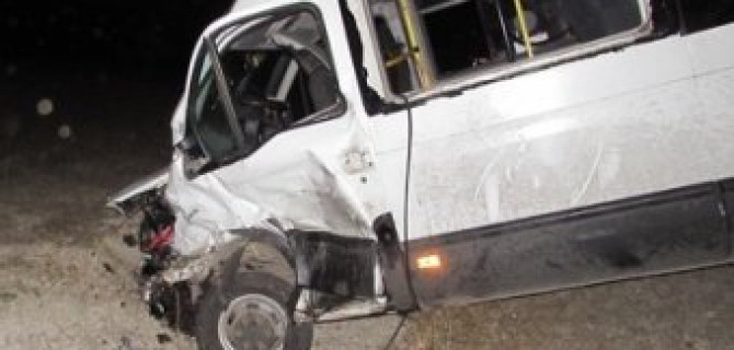 Под Саратовом в ДТП с микроавтобусом пострадали семь человек