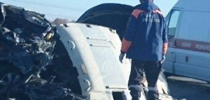 На КАД грузовик въехал в попавшие в ДТП легковушки: есть погибшие
