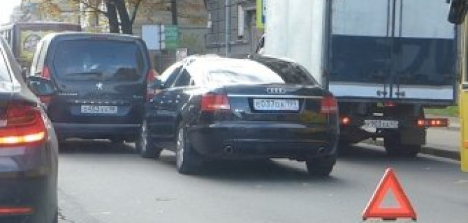 Audi A6 врезался в Peugeot Partner и создал пробку на Академика Лебедева