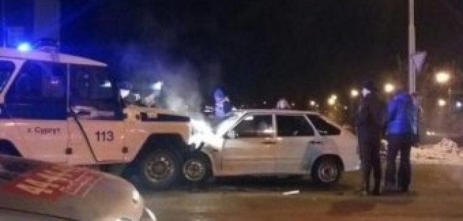 В Сургуте в ДТП с полицейским УАЗом пострадала девушка
