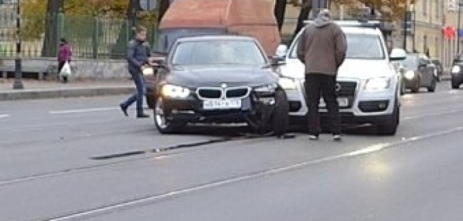 Неудачный разворот на Литейном проспекте завершился столкновением BMW и AUDI