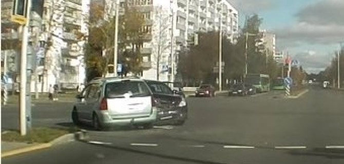 Встречное столкновение двух автомобилей в Минске попало на видеорегистратор