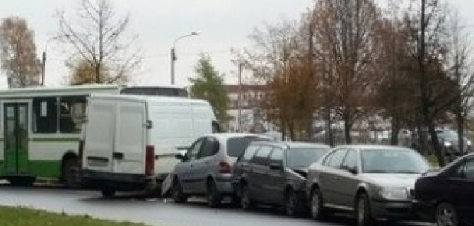 В Колпино неуправляемый рейсовый автобус раздавил сразу несколько легковушек. 