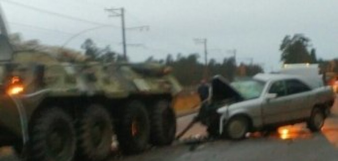 На Краснофлотском шоссе столкнулись БТР и Mercedes