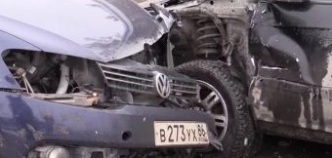 Авария в Сургуте - лобовое столкновение "Фольксвагена" и Hyundai. 